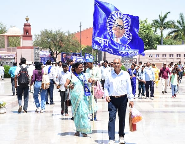 आंबेडकर पार्क में सुबह से ही दर्शकों और प्रशंसकों का आना शुरू हो गया था।