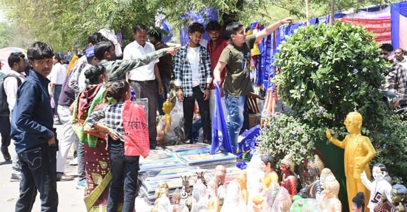 आंबेडकर पार्क में सुबह से ही दर्शकों और प्रशंसकों का आना शुरू हो गया था।