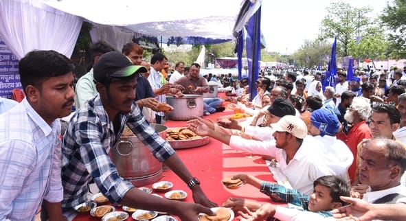 आंबेडकर पार्क में सुबह से ही दर्शकों और प्रशंसकों का आना शुरू हो गया था।