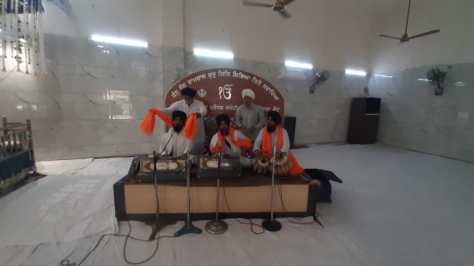 अंबाला छावनी के गोबिंद नगर स्थित गुरुद्वारा साहिब में की गई गुरु महाराज की पालकी साहिब की सजाव