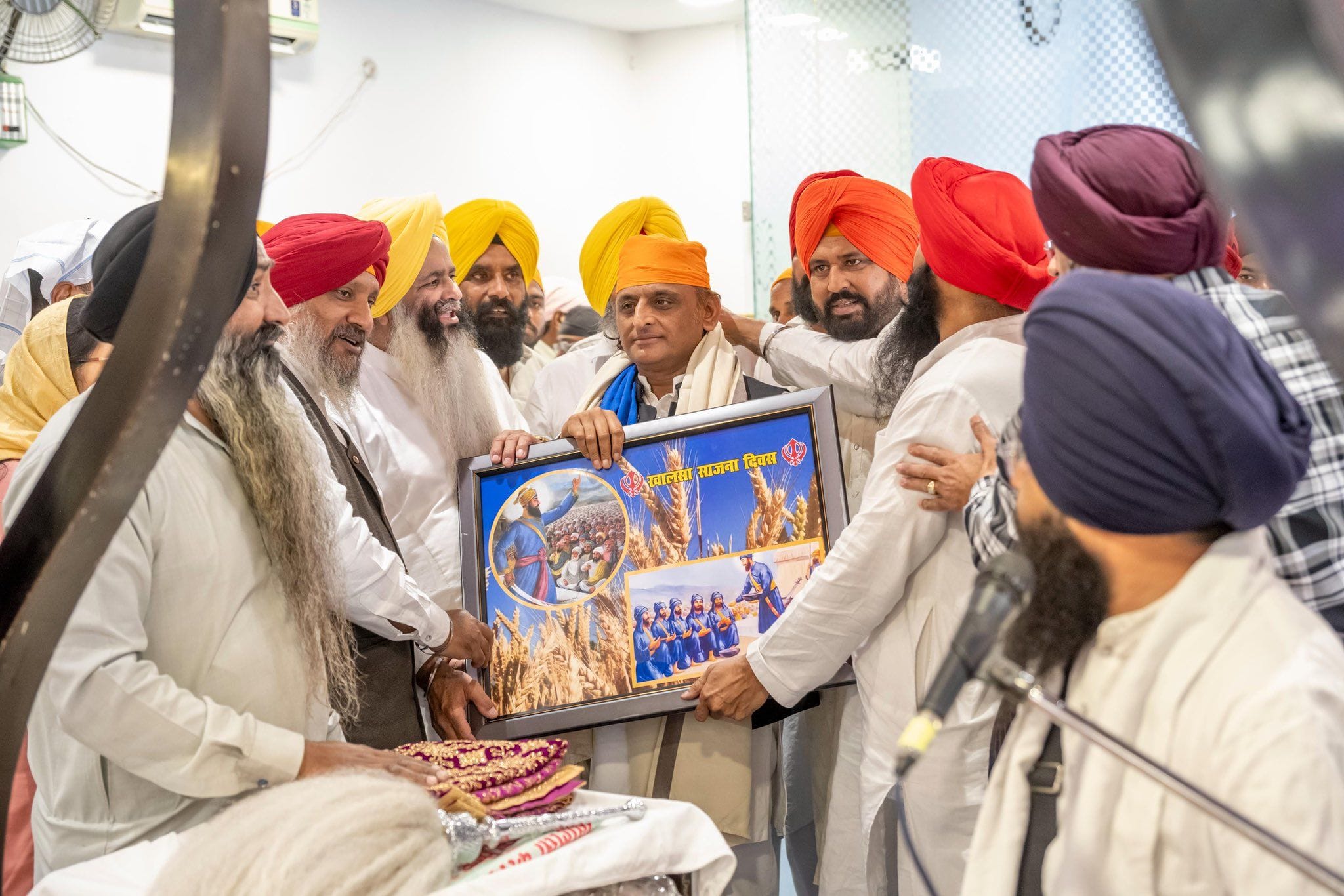 अखिलेश यादव ने सदर गुरुद्वारा में टेका माथा