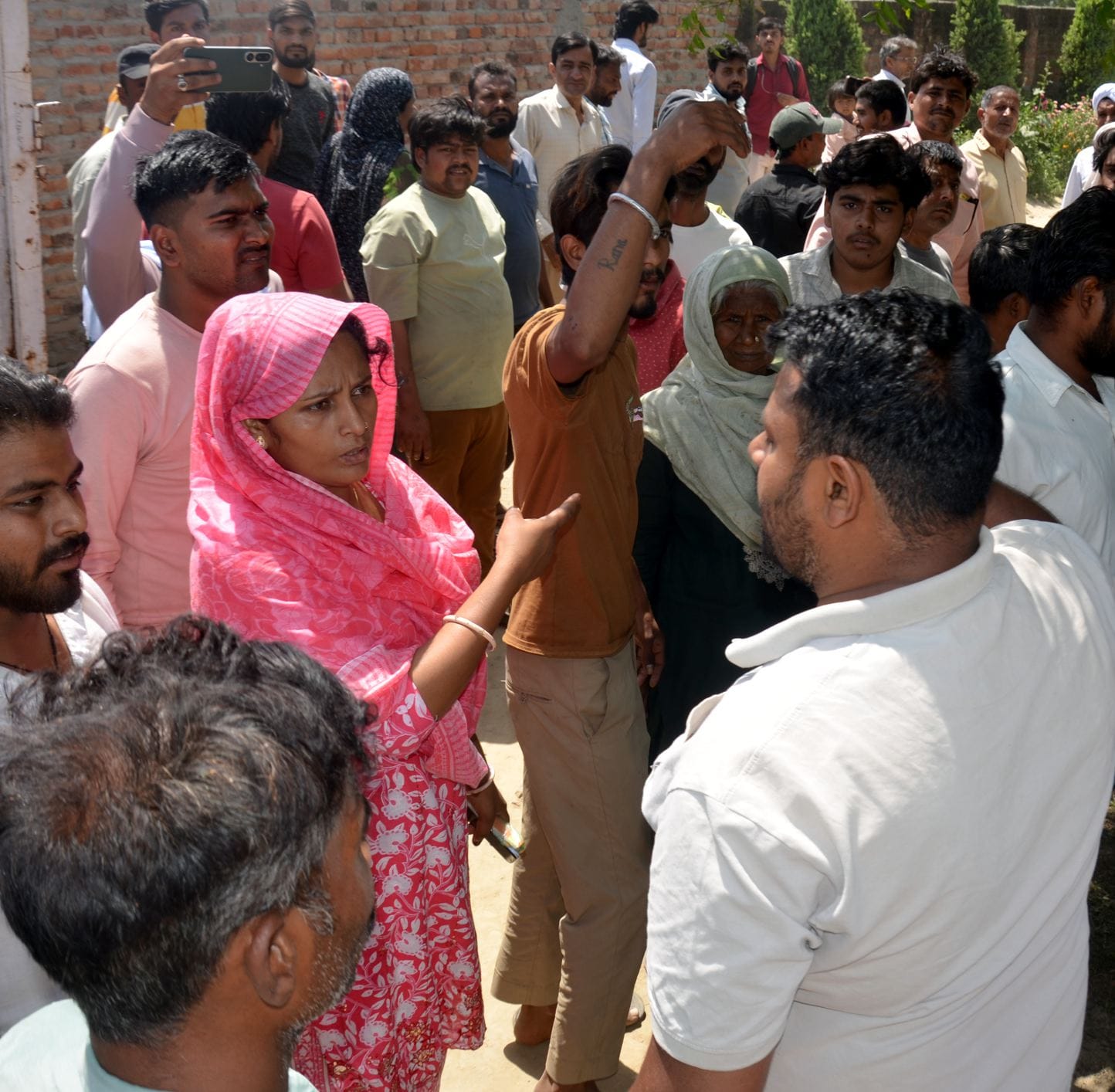 बाबरी में एजेंसी के बाहर गैस लेने के लिए कतार में खड़े उपभोक्ता। संवाद