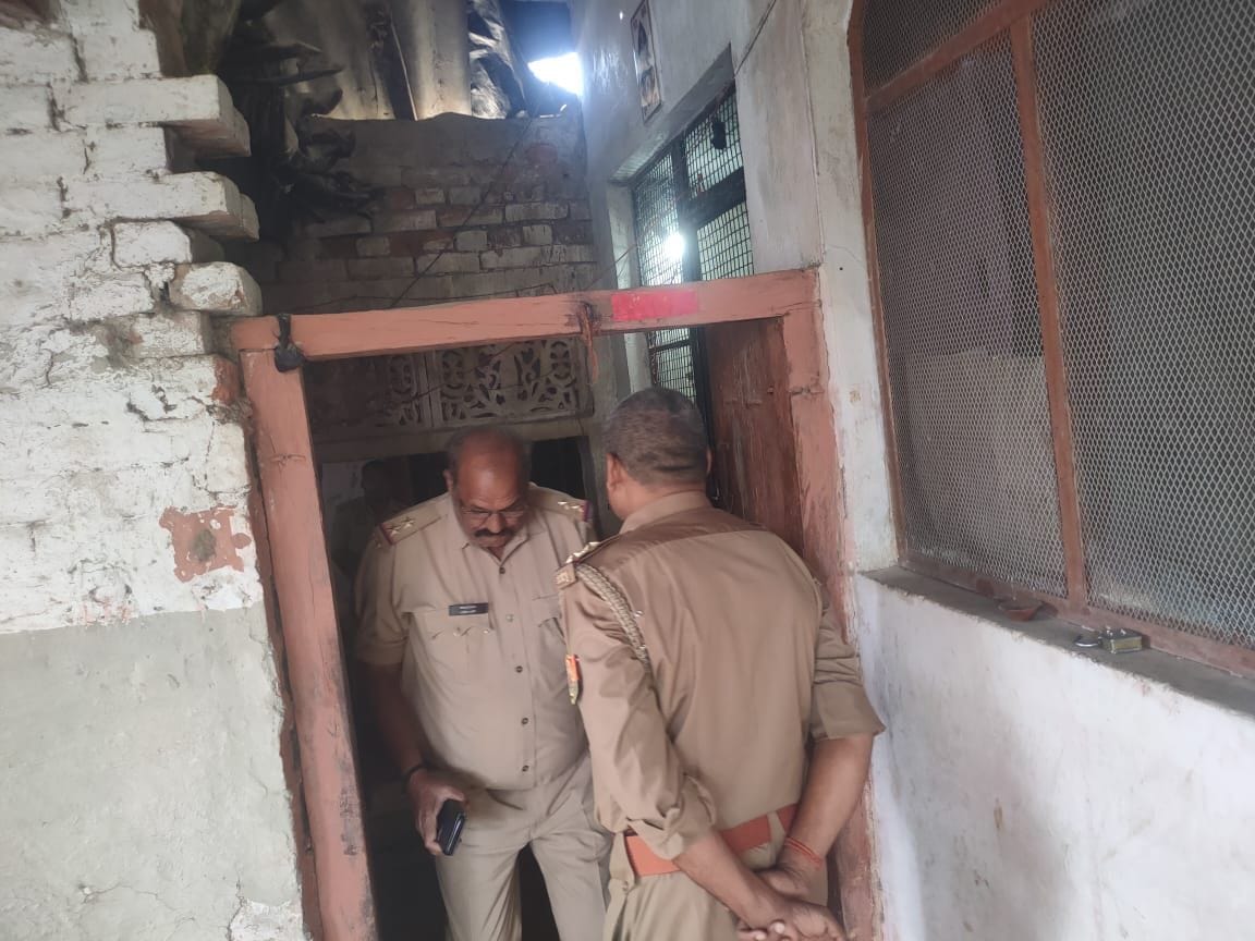 बहरौली गांव में चोरी के बाद घर में बिखरा पड़ा सामान व मौके पर जांच करती पुलिस।