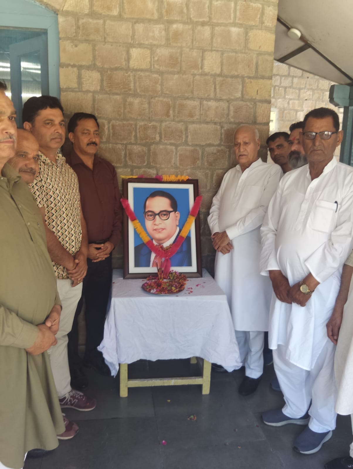 बैजनाथ के महाकाल में आयोजित डॉ. भीम राव आंबेडकर की जयंती समारोह में मुख्य अतिथि एवं अन्य। स्रोत बैजनाथ के महाकाल में आयोजित डॉ. भीम राव आंबेडकर की जयंती समारोह में मुख्य अतिथि एवं अन्य। स्रोत