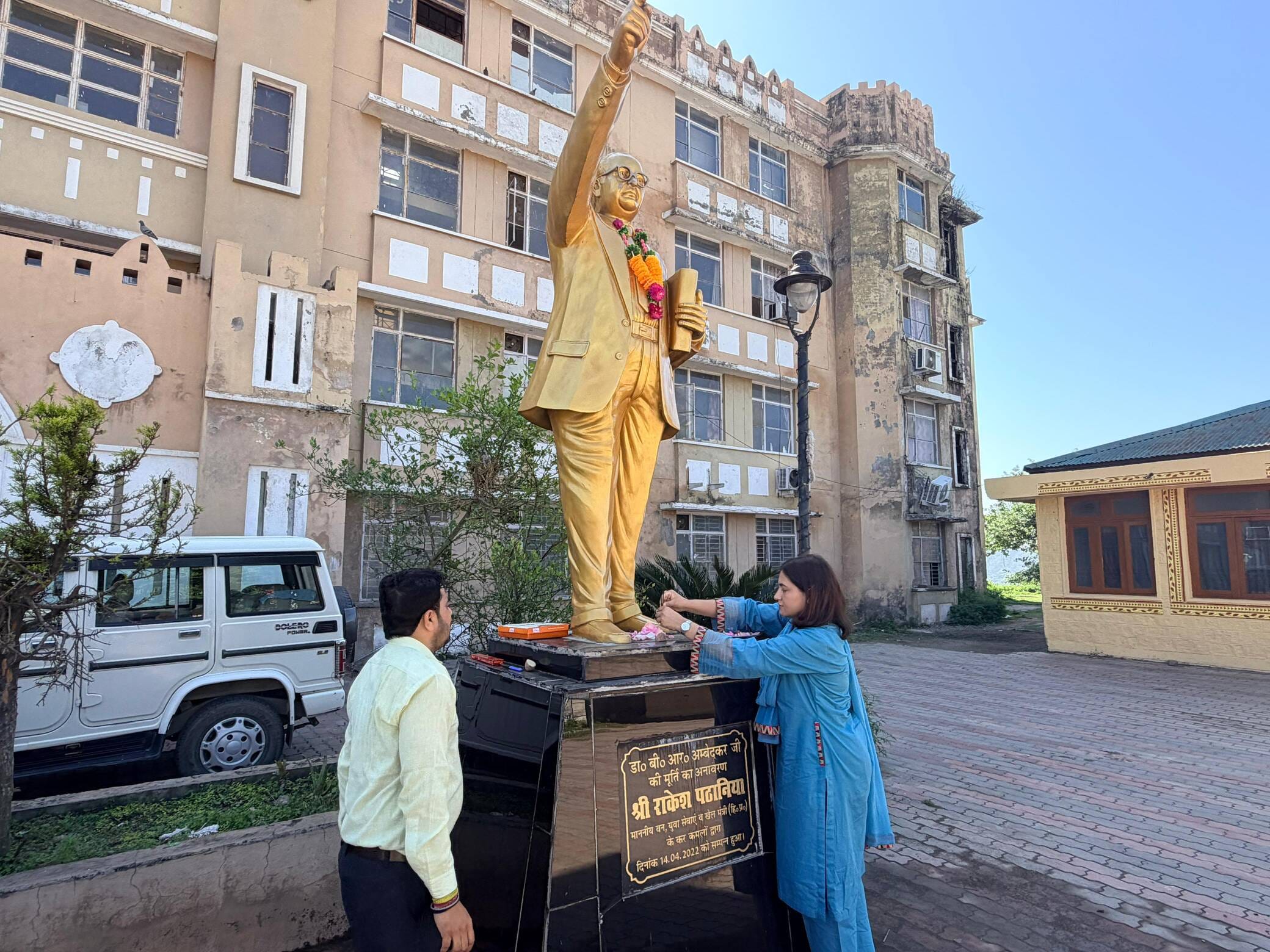 बैजनाथ के महाकाल में आयोजित डॉ. भीम राव आंबेडकर की जयंती समारोह में मुख्य अतिथि एवं अन्य। स्रोत बैजनाथ के महाकाल में आयोजित डॉ. भीम राव आंबेडकर की जयंती समारोह में मुख्य अतिथि एवं अन्य। स्रोत