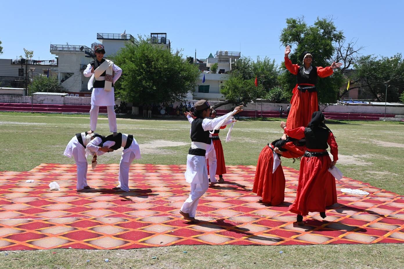 बिलासपुर में हिमाचल दिवस पर आयोजित कार्यक्रम में मार्च पास्ट की सलामी लेते मंत्री। स्रोत: डीपीआ