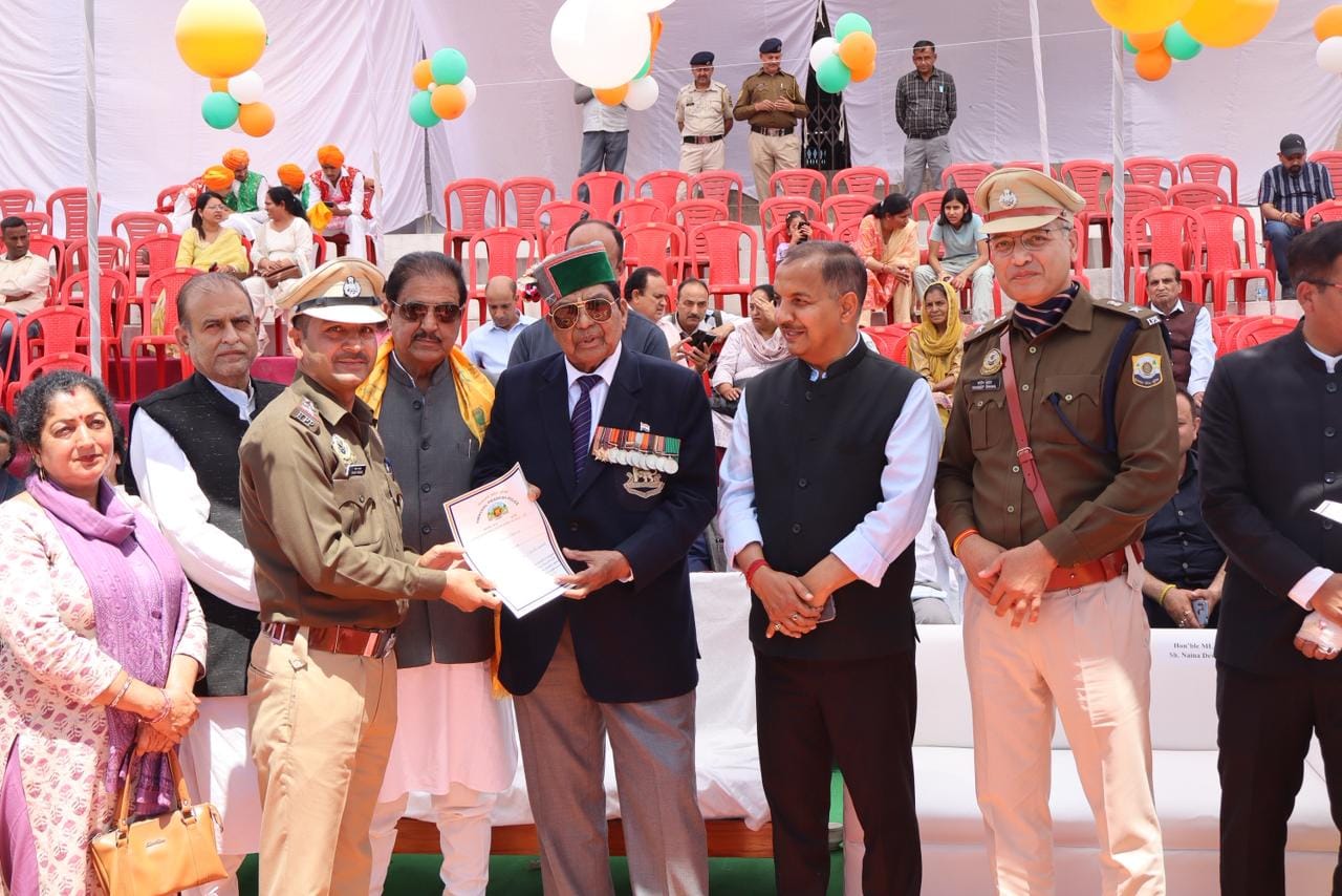 बिलासपुर में हिमाचल दिवस पर आयोजित कार्यक्रम में मार्च पास्ट की सलामी लेते मंत्री। स्रोत: डीपीआ