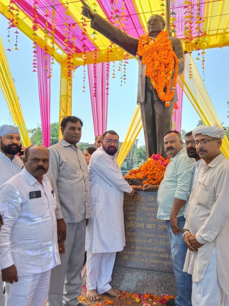 डा. भीमराव अंबेडकर जी की प्रतिमा पर पुष्प अर्पित करते अम्बेडकर ब्लू क्लब के सदस्य। स्वयं डा. भीमराव अंबेडकर जी की प्रतिमा पर पुष्प अर्पित करते अम्बेडकर ब्लू क्लब के सदस्य। स्वयं