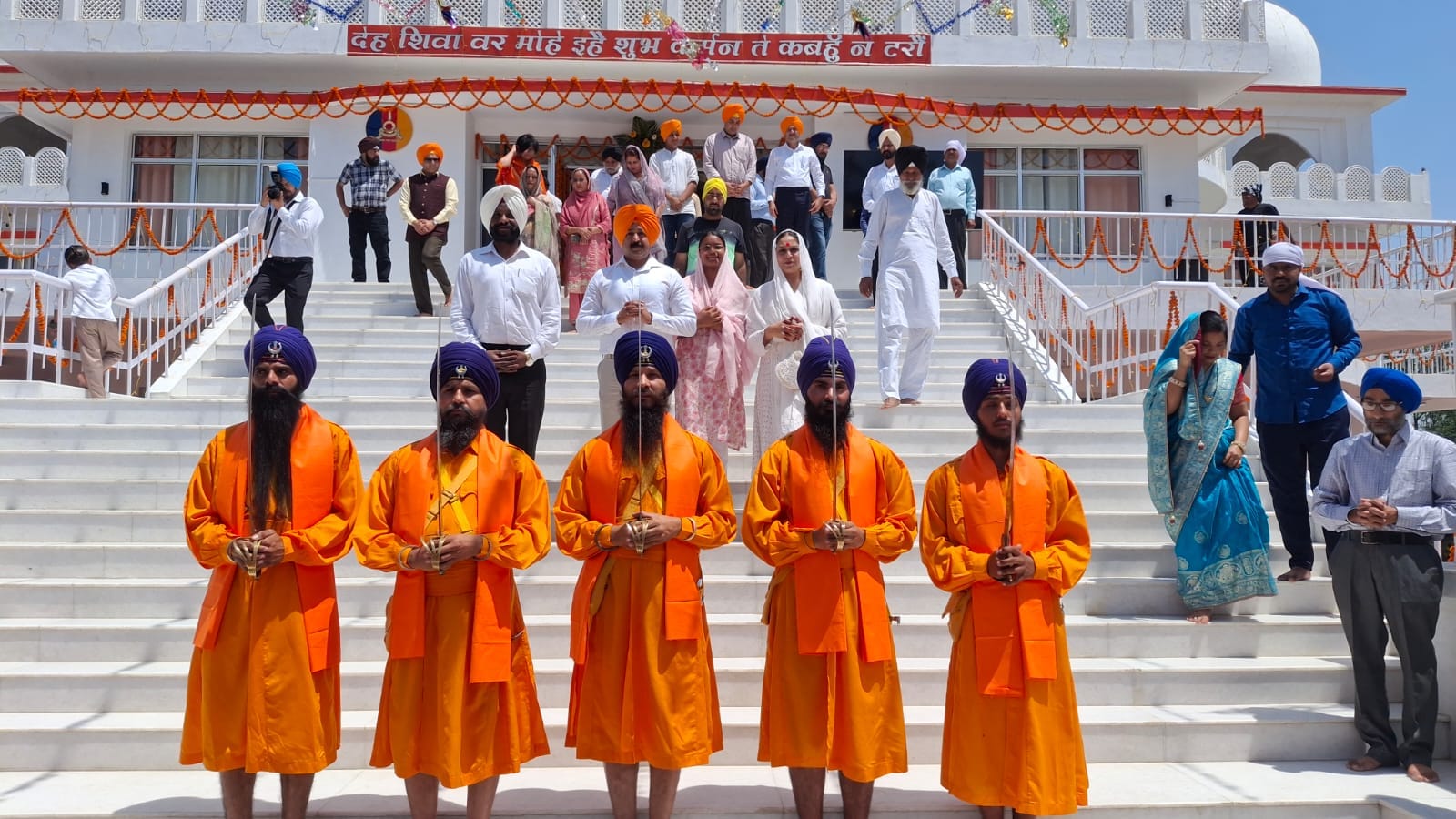 फोटाे-16 फतेहगढ़ स्थित सिखलाइट रजिमेंटल के गुरुद्वारा में सजा दरबार। संवाद फोटाे-16 फतेहगढ़ स्थित सिखलाइट रजिमेंटल के गुरुद्वारा में सजा दरबार। संवाद