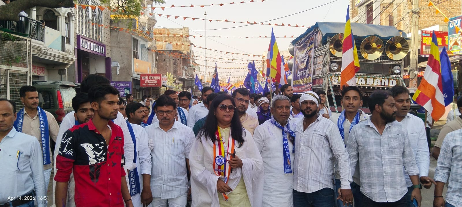 फोटो-26-बाबा साहेब की प्रतिमा के समक्ष शपथ लेते भाजपा पदाधिकारी।स्रोत: पदाधिकारी