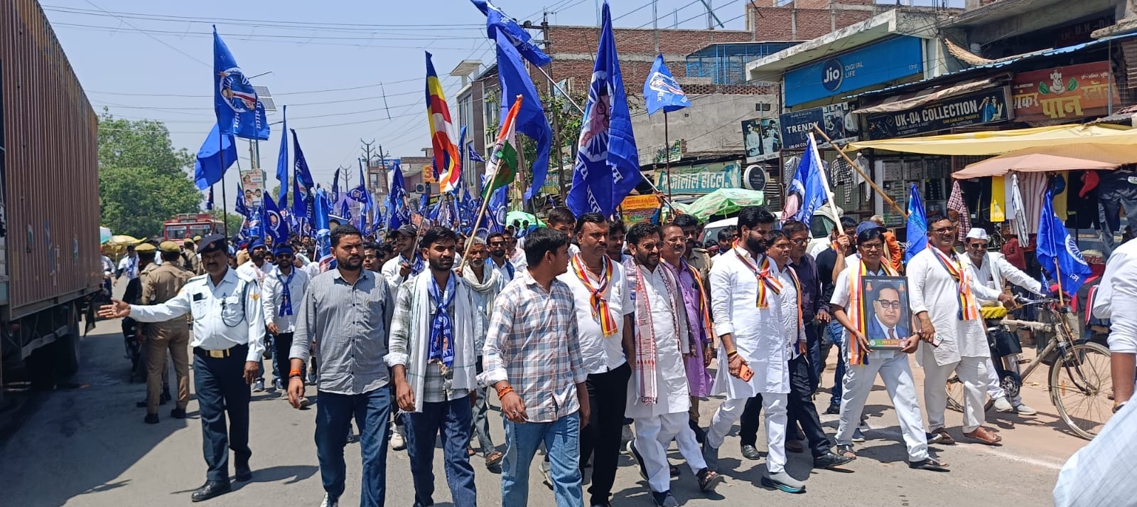 फोटो-26-बाबा साहेब की प्रतिमा के समक्ष शपथ लेते भाजपा पदाधिकारी।स्रोत: पदाधिकारी