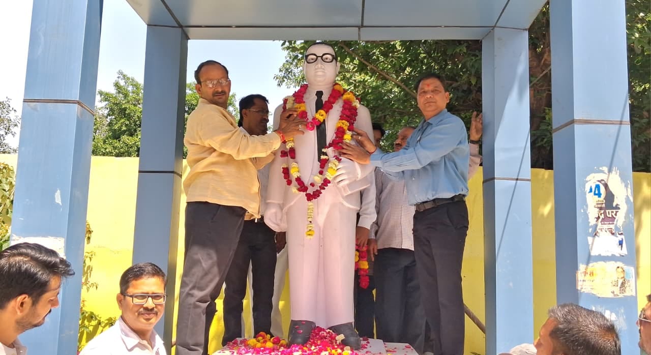 फोटो: 33:: चकरनगर में आंबेडकर शोभायात्रा निकालते सपा नेता कार्यकर्ता व अन्य। संवाद फोटो: 33:: चकरनगर में आंबेडकर शोभायात्रा निकालते सपा नेता कार्यकर्ता व अन्य। संवाद