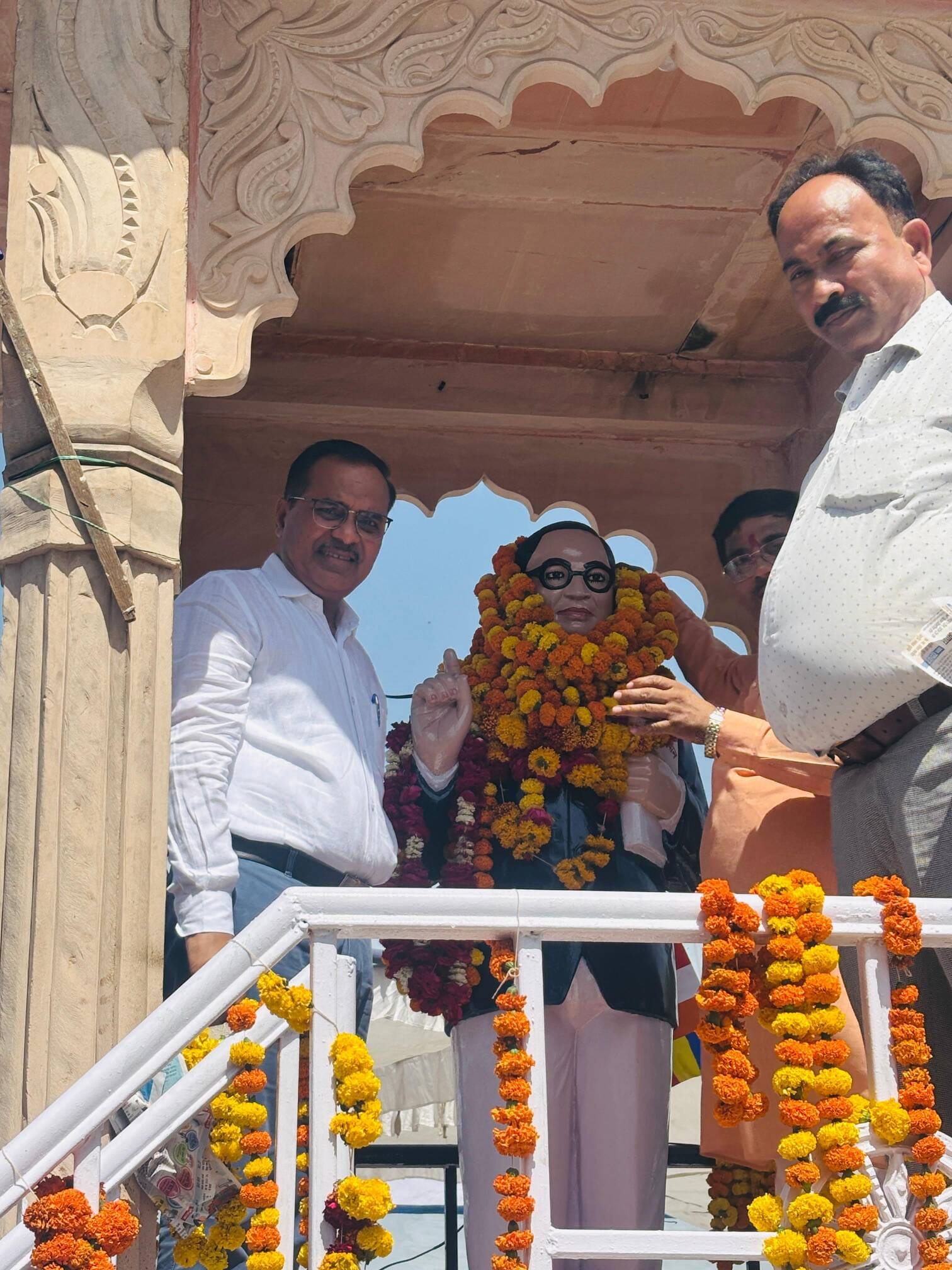 फोटो: 33:: चकरनगर में आंबेडकर शोभायात्रा निकालते सपा नेता कार्यकर्ता व अन्य। संवाद फोटो: 33:: चकरनगर में आंबेडकर शोभायात्रा निकालते सपा नेता कार्यकर्ता व अन्य। संवाद
