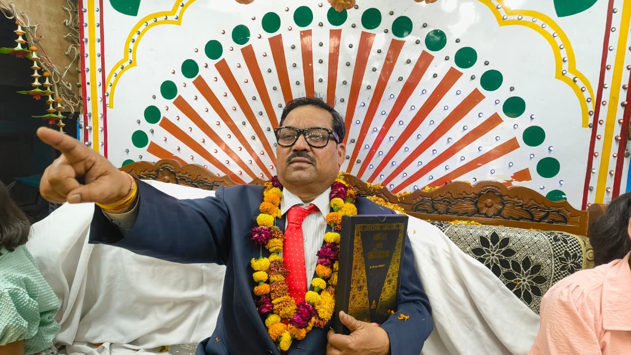 फोटो: 33:: चकरनगर में आंबेडकर शोभायात्रा निकालते सपा नेता कार्यकर्ता व अन्य। संवाद फोटो: 33:: चकरनगर में आंबेडकर शोभायात्रा निकालते सपा नेता कार्यकर्ता व अन्य। संवाद