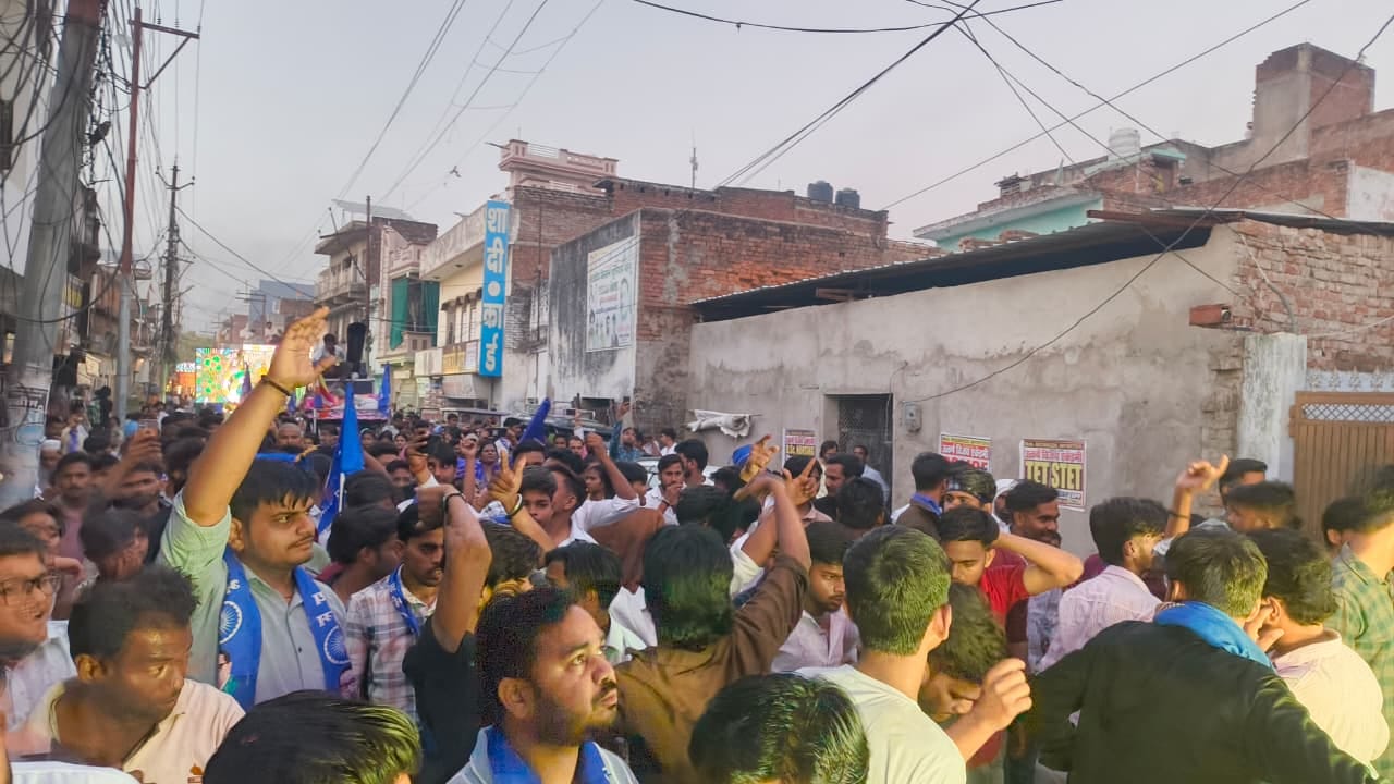 फोटो: 33:: चकरनगर में आंबेडकर शोभायात्रा निकालते सपा नेता कार्यकर्ता व अन्य। संवाद फोटो: 33:: चकरनगर में आंबेडकर शोभायात्रा निकालते सपा नेता कार्यकर्ता व अन्य। संवाद