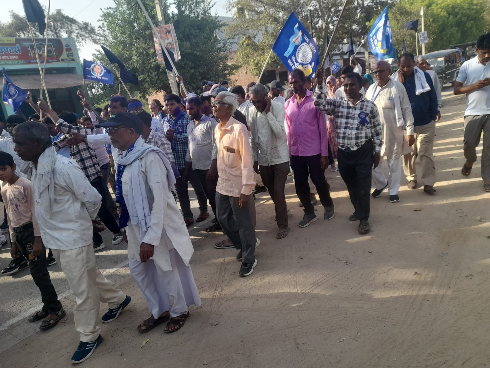 फोटो: 33:: चकरनगर में आंबेडकर शोभायात्रा निकालते सपा नेता कार्यकर्ता व अन्य। संवाद फोटो: 33:: चकरनगर में आंबेडकर शोभायात्रा निकालते सपा नेता कार्यकर्ता व अन्य। संवाद