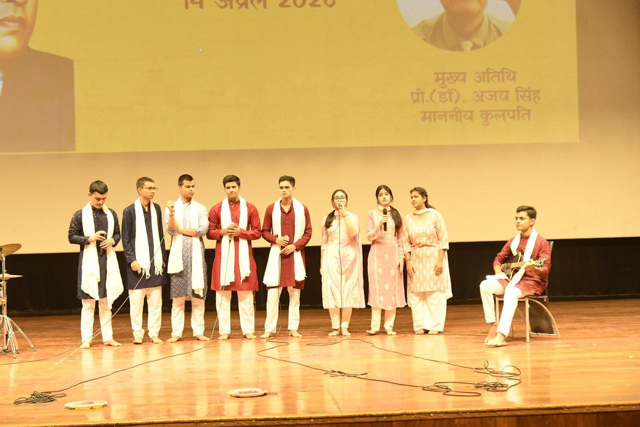 फोटो: 33:: चकरनगर में आंबेडकर शोभायात्रा निकालते सपा नेता कार्यकर्ता व अन्य। संवाद फोटो: 33:: चकरनगर में आंबेडकर शोभायात्रा निकालते सपा नेता कार्यकर्ता व अन्य। संवाद