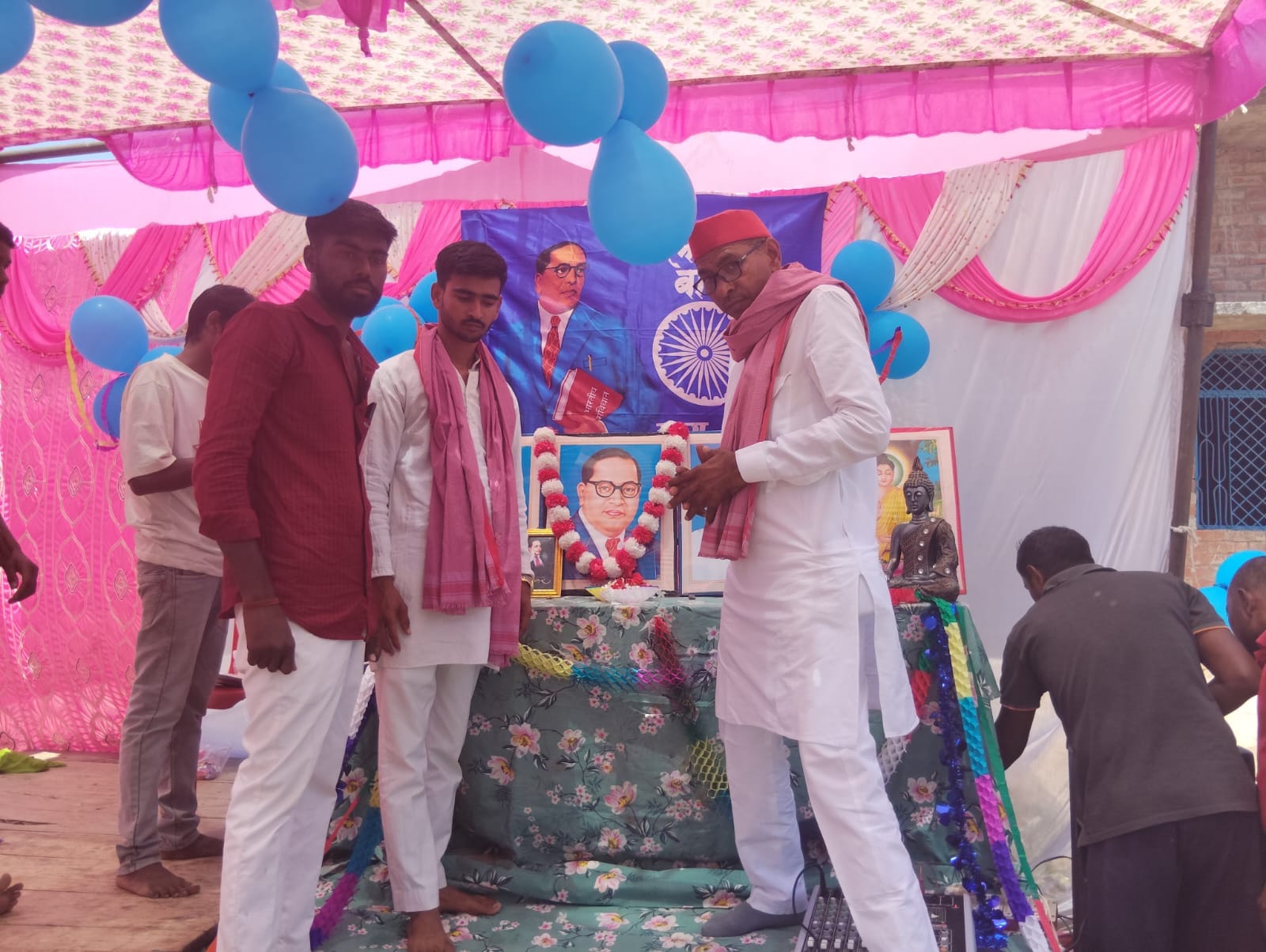 फोेटो न- 14 सीकेटीपी 25 शोभा यात्रा में रथ पर सवार बाबा साहेब की झांकी। संवाद फोेटो न- 14 सीकेटीपी 25 शोभा यात्रा में रथ पर सवार बाबा साहेब की झांकी। संवाद