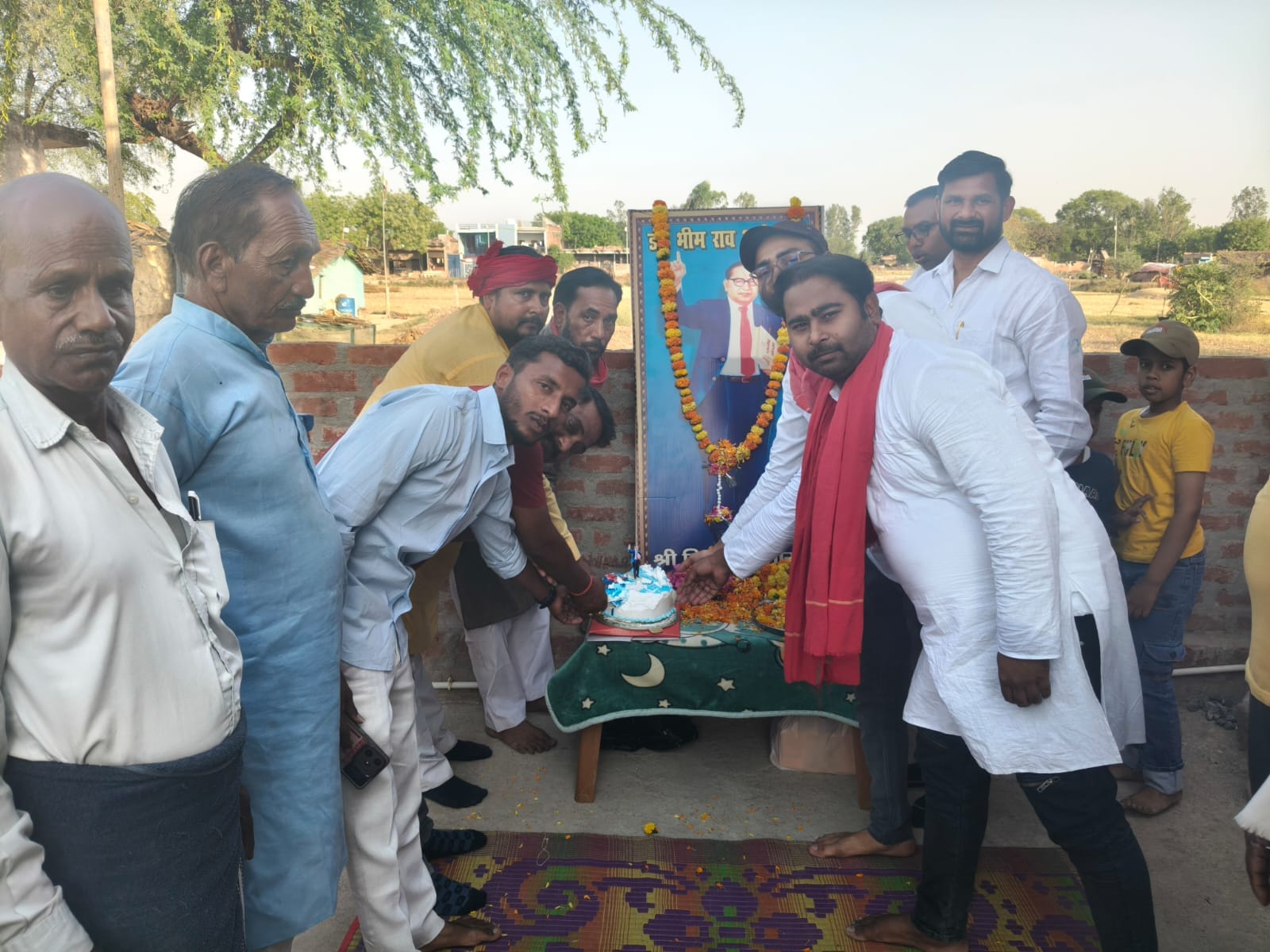 फोेटो न- 14 सीकेटीपी 25 शोभा यात्रा में रथ पर सवार बाबा साहेब की झांकी। संवाद फोेटो न- 14 सीकेटीपी 25 शोभा यात्रा में रथ पर सवार बाबा साहेब की झांकी। संवाद