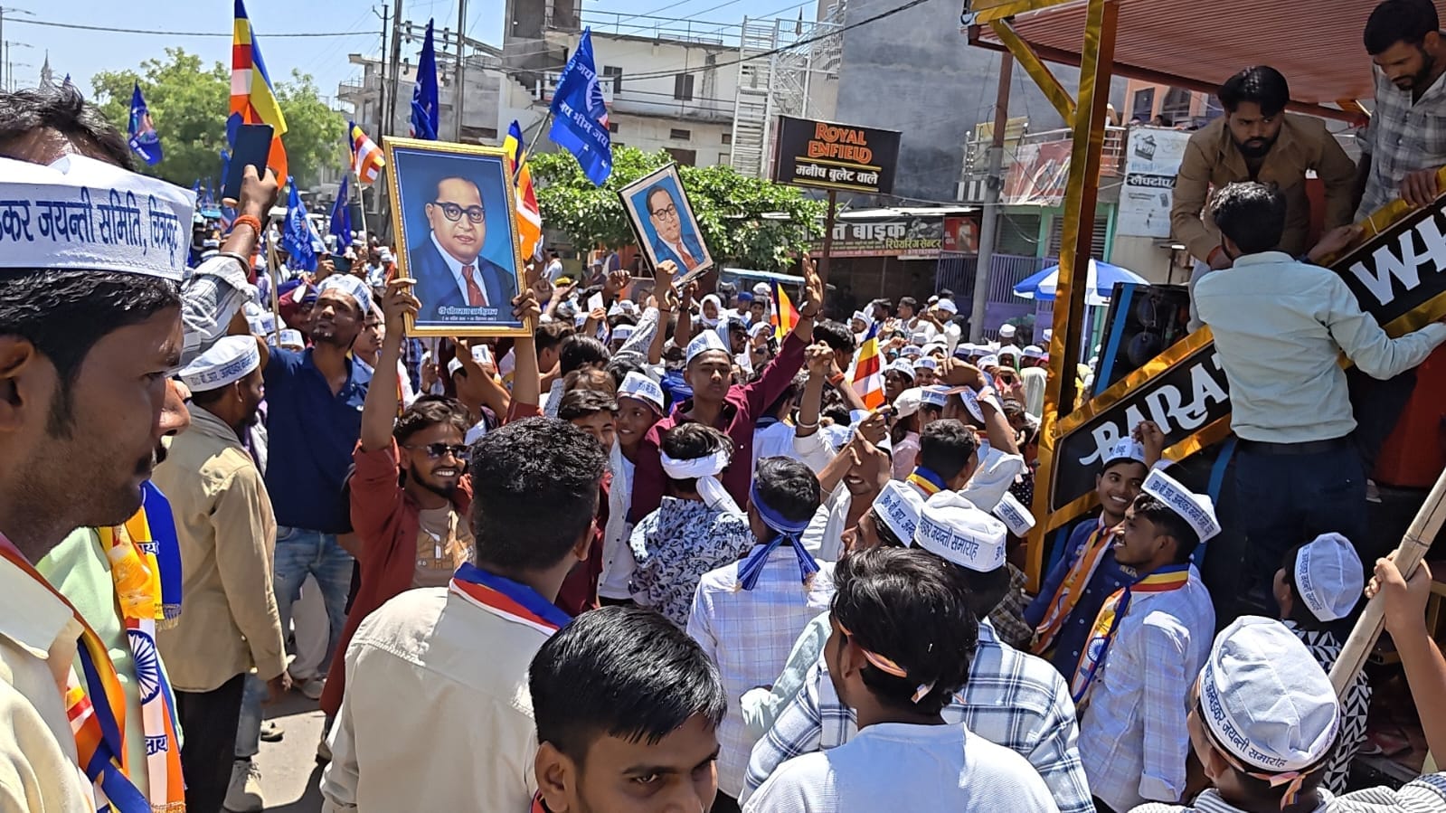 फोेटो न- 14 सीकेटीपी 25 शोभा यात्रा में रथ पर सवार बाबा साहेब की झांकी। संवाद फोेटो न- 14 सीकेटीपी 25 शोभा यात्रा में रथ पर सवार बाबा साहेब की झांकी। संवाद