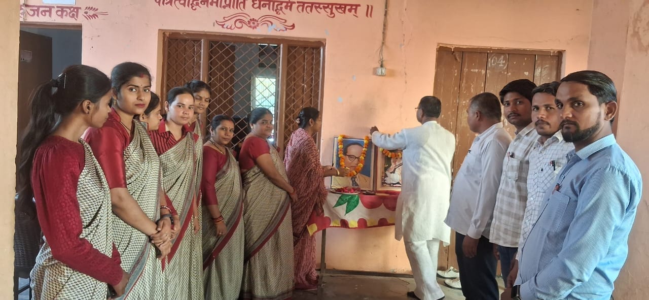 फोेटो न- 14 सीकेटीपी 25 शोभा यात्रा में रथ पर सवार बाबा साहेब की झांकी। संवाद फोेटो न- 14 सीकेटीपी 25 शोभा यात्रा में रथ पर सवार बाबा साहेब की झांकी। संवाद