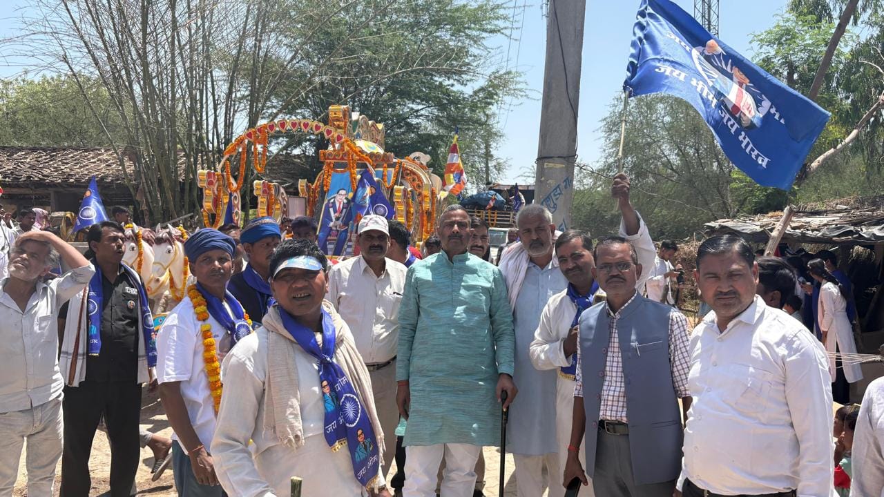फोेटो न- 14 सीकेटीपी 25 शोभा यात्रा में रथ पर सवार बाबा साहेब की झांकी। संवाद फोेटो न- 14 सीकेटीपी 25 शोभा यात्रा में रथ पर सवार बाबा साहेब की झांकी। संवाद