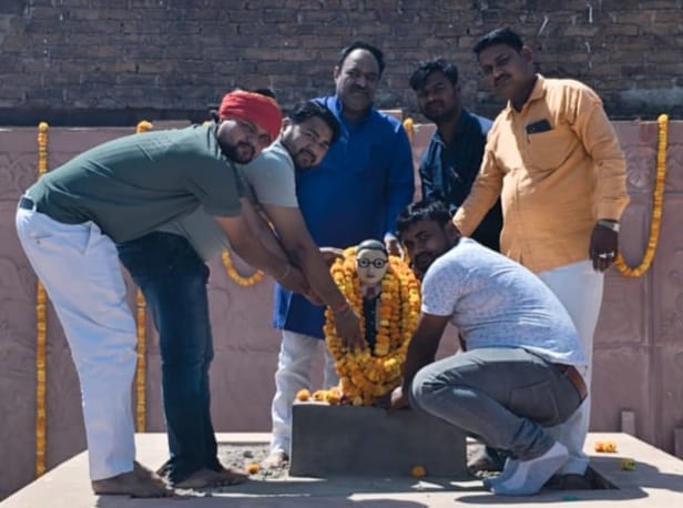 फोेटो न- 14 सीकेटीपी 25 शोभा यात्रा में रथ पर सवार बाबा साहेब की झांकी। संवाद फोेटो न- 14 सीकेटीपी 25 शोभा यात्रा में रथ पर सवार बाबा साहेब की झांकी। संवाद