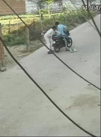गोली मारकर राजेंद्र बाइक को ओर भागता और इंद्रासन बाइक चालू करने के लिए मार रहा किक। स्रोत- वीडि