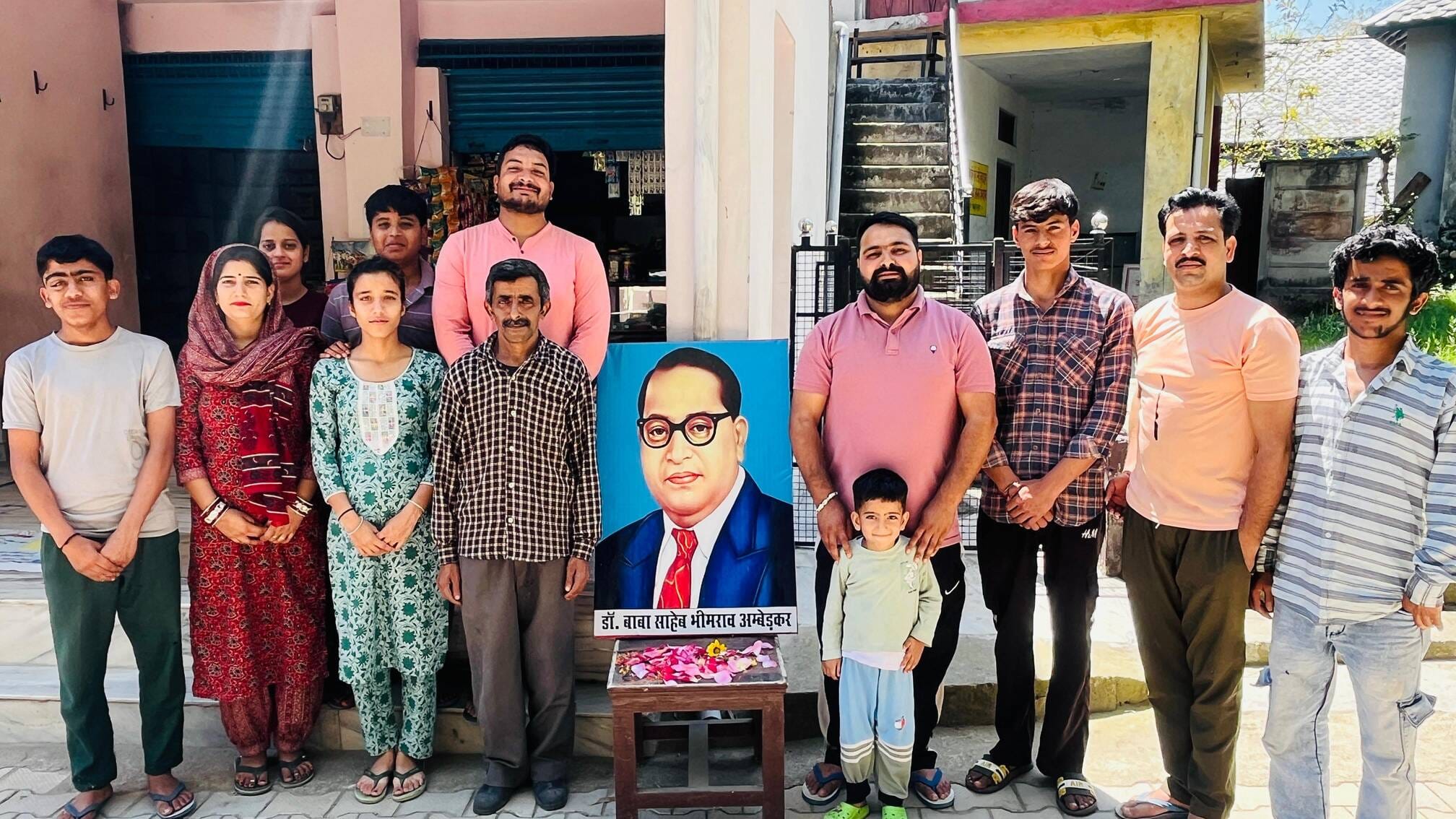 ग्राम पंचायत पपलाह में डॉ. भीमराव आंबेडकर को श्रद्धांजलि अर्पित करते ग्रामीण। स्रोत : जागरूक प ग्राम पंचायत पपलाह में डॉ. भीमराव आंबेडकर को श्रद्धांजलि अर्पित करते ग्रामीण। स्रोत : जागरूक प