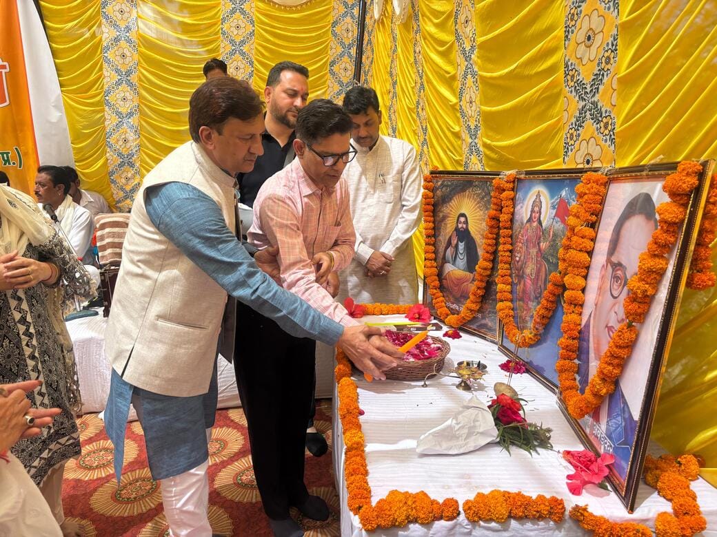 ग्राम पंचायत पपलाह में डॉ. भीमराव आंबेडकर को श्रद्धांजलि अर्पित करते ग्रामीण। स्रोत : जागरूक प ग्राम पंचायत पपलाह में डॉ. भीमराव आंबेडकर को श्रद्धांजलि अर्पित करते ग्रामीण। स्रोत : जागरूक प