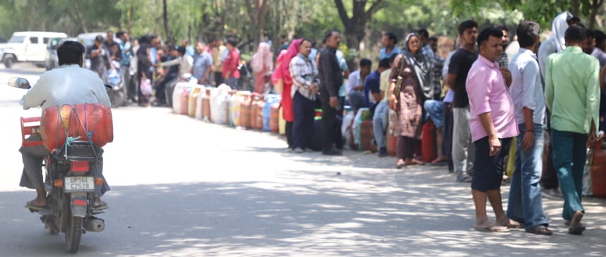 ग्रेटर नोएडा के कासना स्थित गैस एजेंसी के बाहर सिलिंडर लेने वालो की लगी लम्बी लाईन। फोटो आशीष 