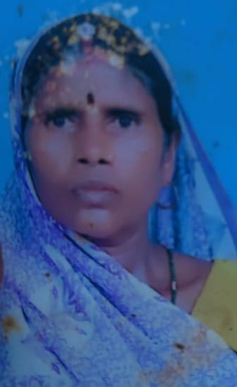 घटना स्थल से साक्ष्य एकत्र करने पहुंची फोरेंसिक टीम व पुलिस। संवाद