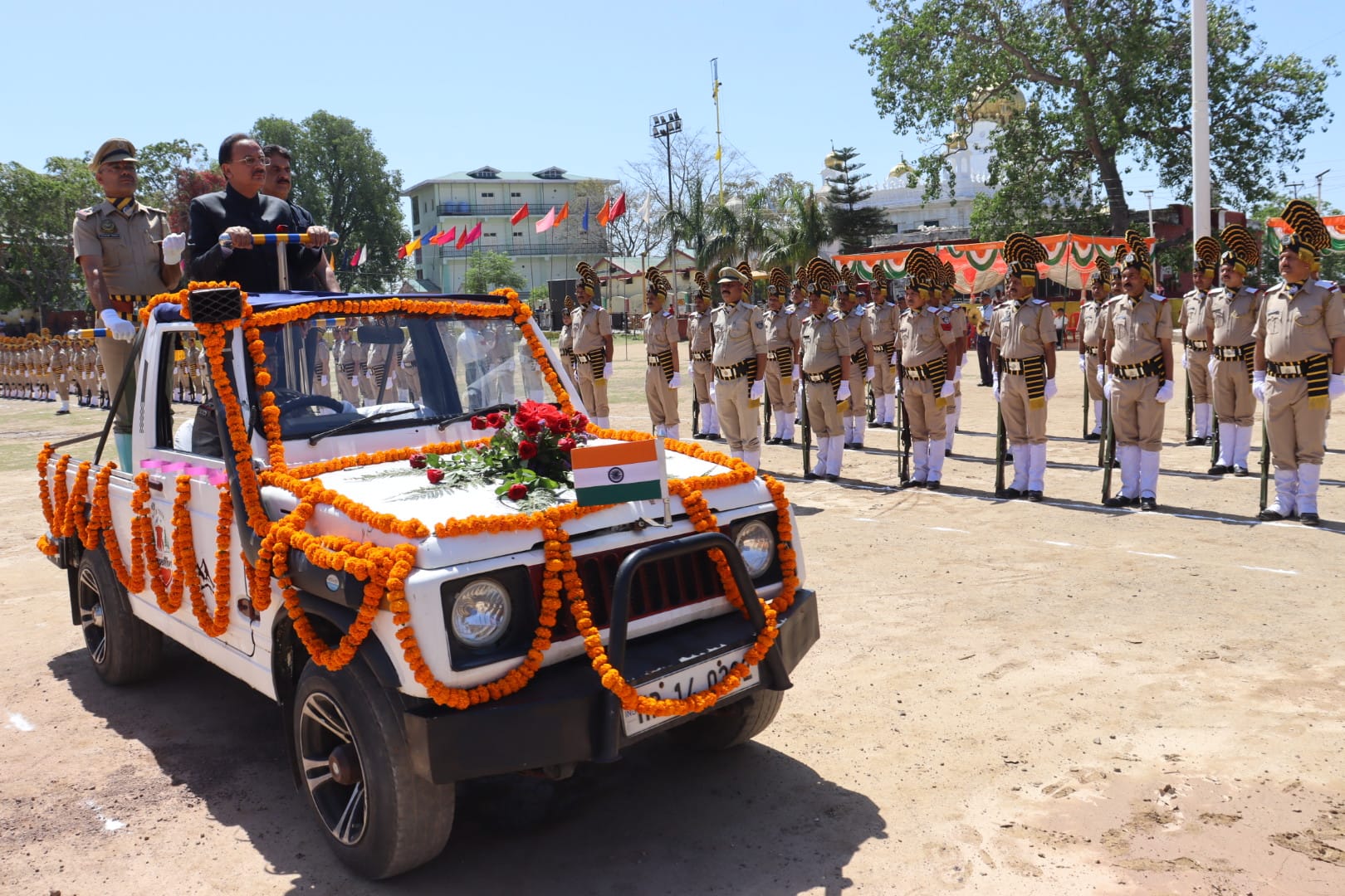 हिमाचल दिवस पर नाहन में आयोजित जिला स्तरीय कार्यक्रम में परेड़ की सलामी लेते मुख्यातिथि उद्योग