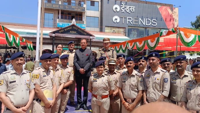 हिमाचल दिवस पर नाहन में आयोजित जिला स्तरीय कार्यक्रम में परेड़ की सलामी लेते मुख्यातिथि उद्योग