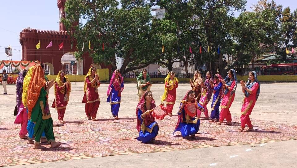 हिमाचल दिवस पर नाहन में आयोजित जिला स्तरीय कार्यक्रम में परेड़ की सलामी लेते मुख्यातिथि उद्योग