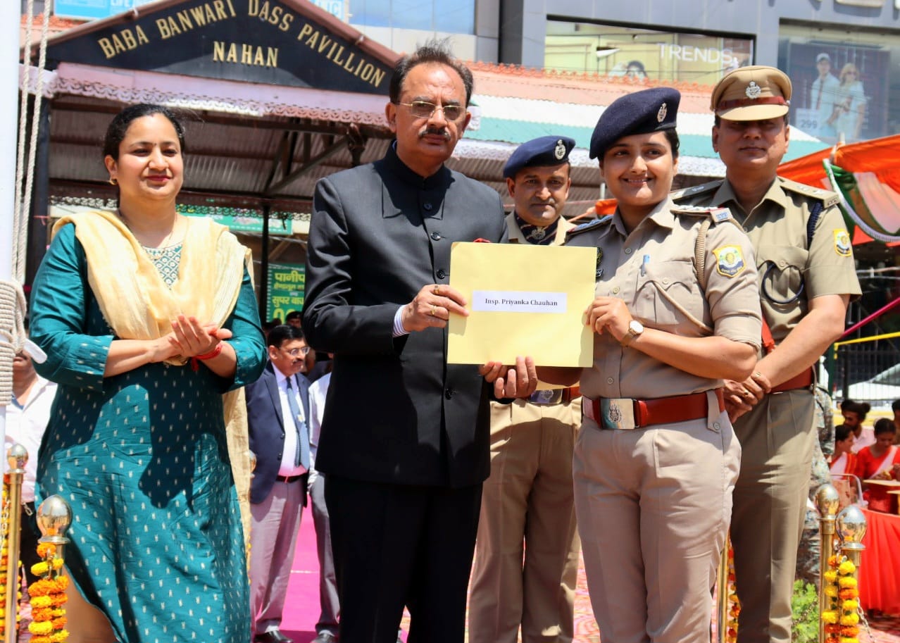 हिमाचल दिवस पर नाहन में आयोजित जिला स्तरीय कार्यक्रम में परेड़ की सलामी लेते मुख्यातिथि उद्योग
