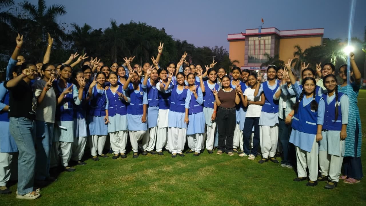 जीडी इंटरनेशनल स्कूल में हाईस्कूल में पास होने के बाद खुशी मनाते विद्यार्थी। संवाद जीडी इंटरनेशनल स्कूल में हाईस्कूल में पास होने के बाद खुशी मनाते विद्यार्थी। संवाद