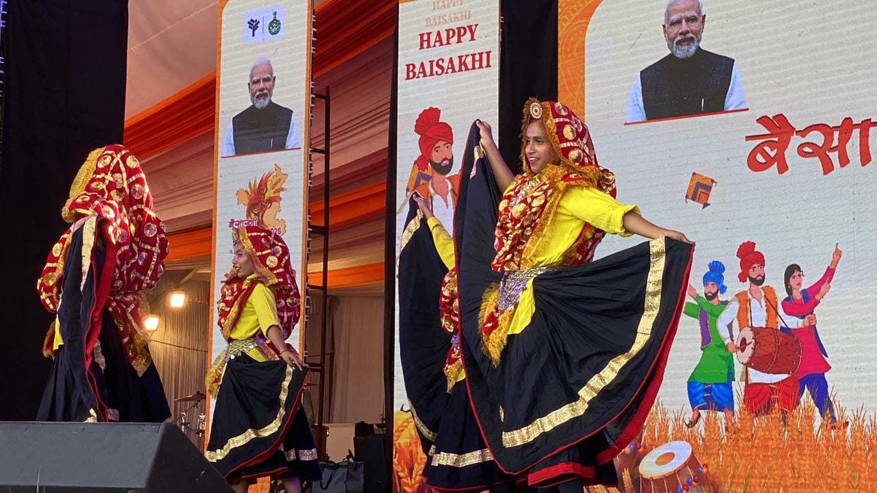 कुरुक्षेत्र। बैशाखी महोत्सव में हरियाणवी कलाकार नगाड़ा बजाते हुए। संवाद कुरुक्षेत्र। बैशाखी महोत्सव में हरियाणवी कलाकार नगाड़ा बजाते हुए। संवाद
