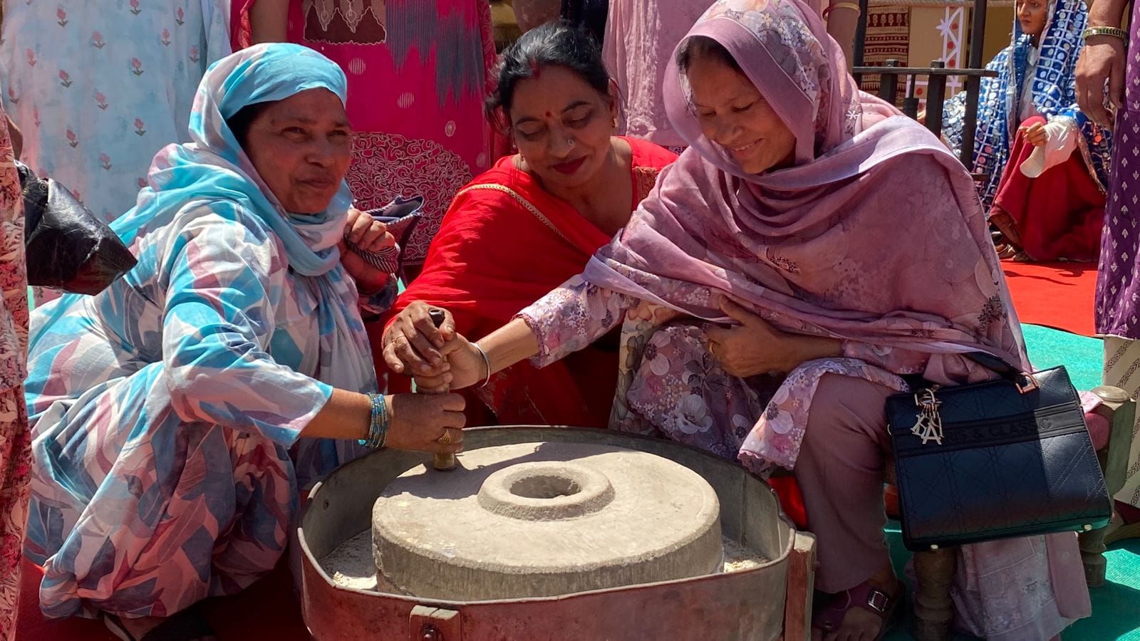 कुरुक्षेत्र। बैशाखी महोत्सव में हरियाणवी कलाकार नगाड़ा बजाते हुए। संवाद कुरुक्षेत्र। बैशाखी महोत्सव में हरियाणवी कलाकार नगाड़ा बजाते हुए। संवाद
