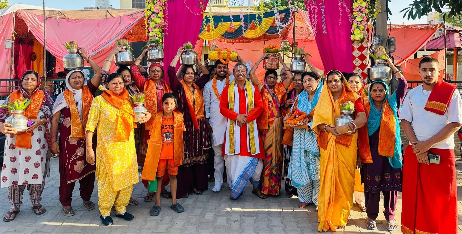 कुरुक्षेत्र। पटेल नगर में अनिल शास्त्री के मार्गदर्शन में कलशयात्रा निकालती महिलाएं। स्वयं कुरुक्षेत्र। पटेल नगर में अनिल शास्त्री के मार्गदर्शन में कलशयात्रा निकालती महिलाएं। स्वयं