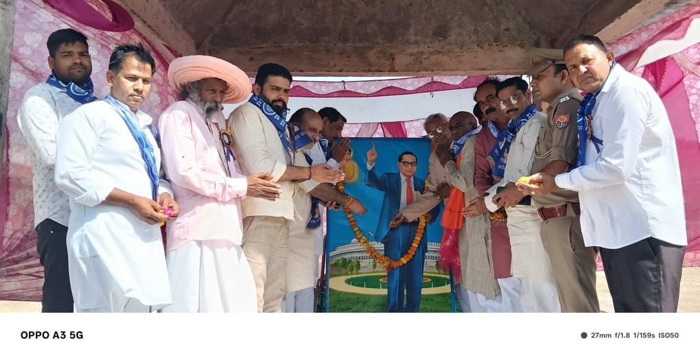 कैराना में बाबा साहब भीमराव आंबेडकर जयंती पर बाबा साहब की प्रतिमा का माल्यापर्ण करते भाजपाई-संव कैराना में बाबा साहब भीमराव आंबेडकर जयंती पर बाबा साहब की प्रतिमा का माल्यापर्ण करते भाजपाई-संव