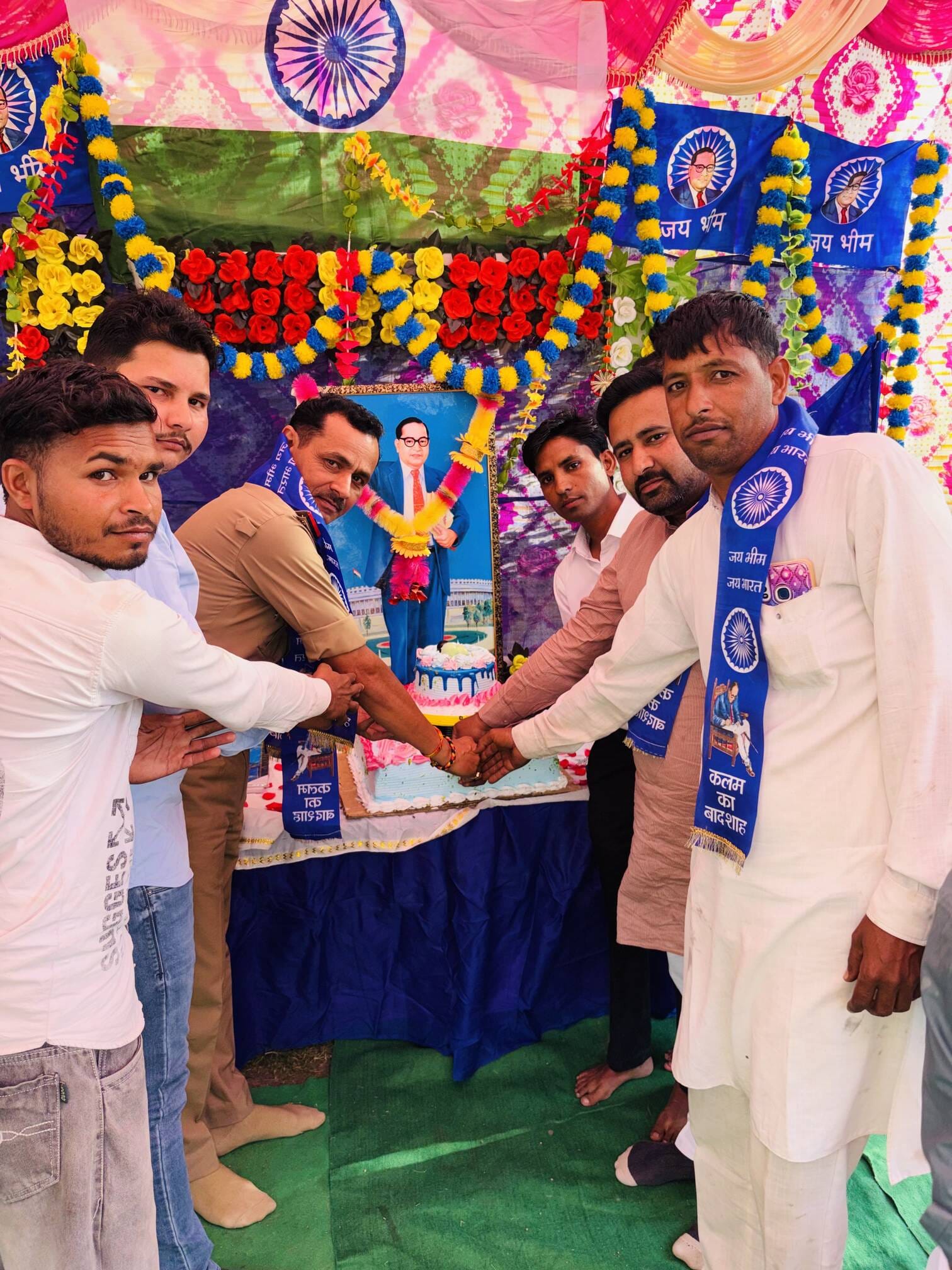 कैराना में बाबा साहब भीमराव आंबेडकर जयंती पर बाबा साहब की प्रतिमा का माल्यापर्ण करते भाजपाई-संव कैराना में बाबा साहब भीमराव आंबेडकर जयंती पर बाबा साहब की प्रतिमा का माल्यापर्ण करते भाजपाई-संव