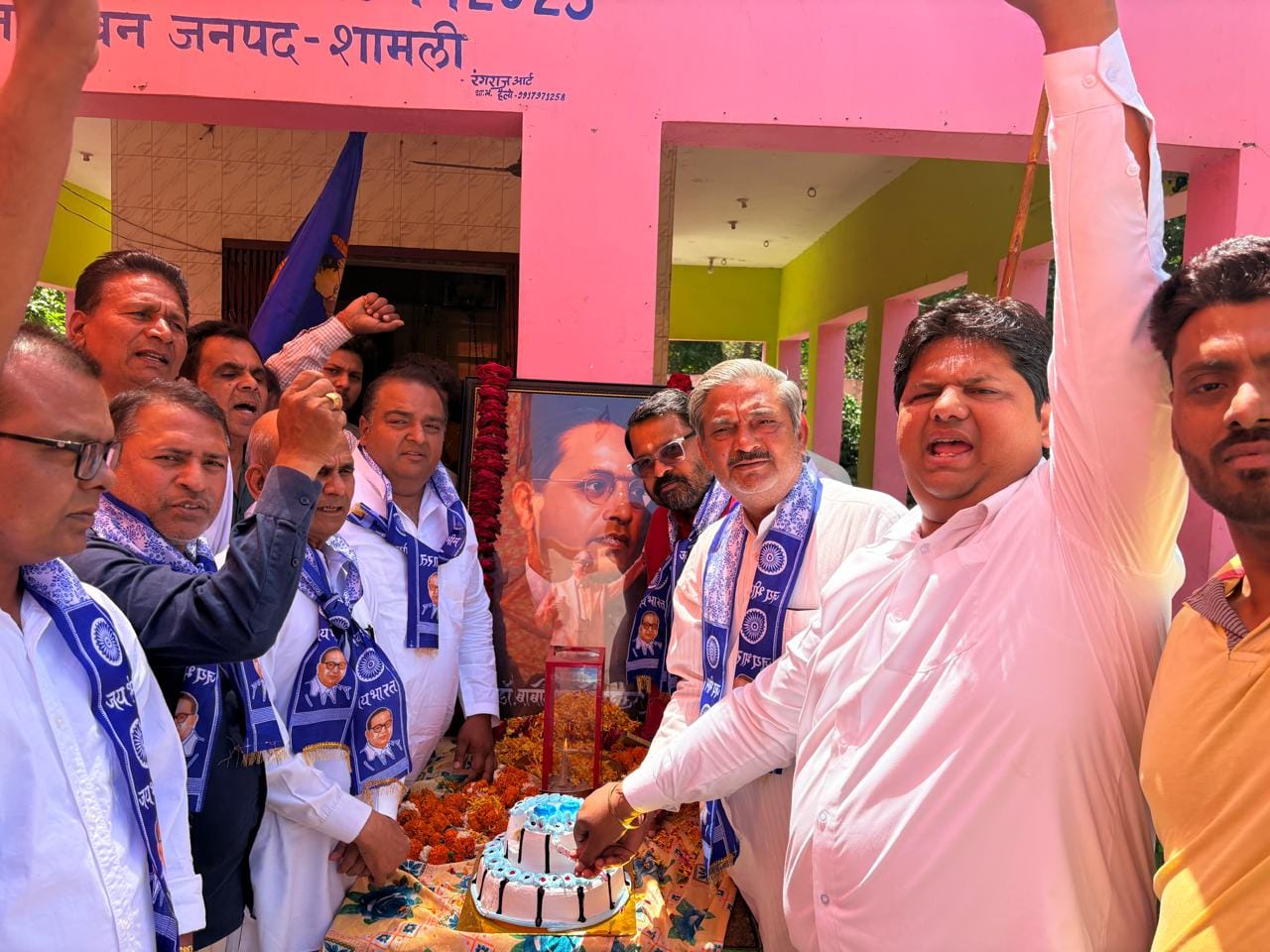 कैराना में बाबा साहब भीमराव आंबेडकर जयंती पर बाबा साहब की प्रतिमा का माल्यापर्ण करते भाजपाई-संव कैराना में बाबा साहब भीमराव आंबेडकर जयंती पर बाबा साहब की प्रतिमा का माल्यापर्ण करते भाजपाई-संव