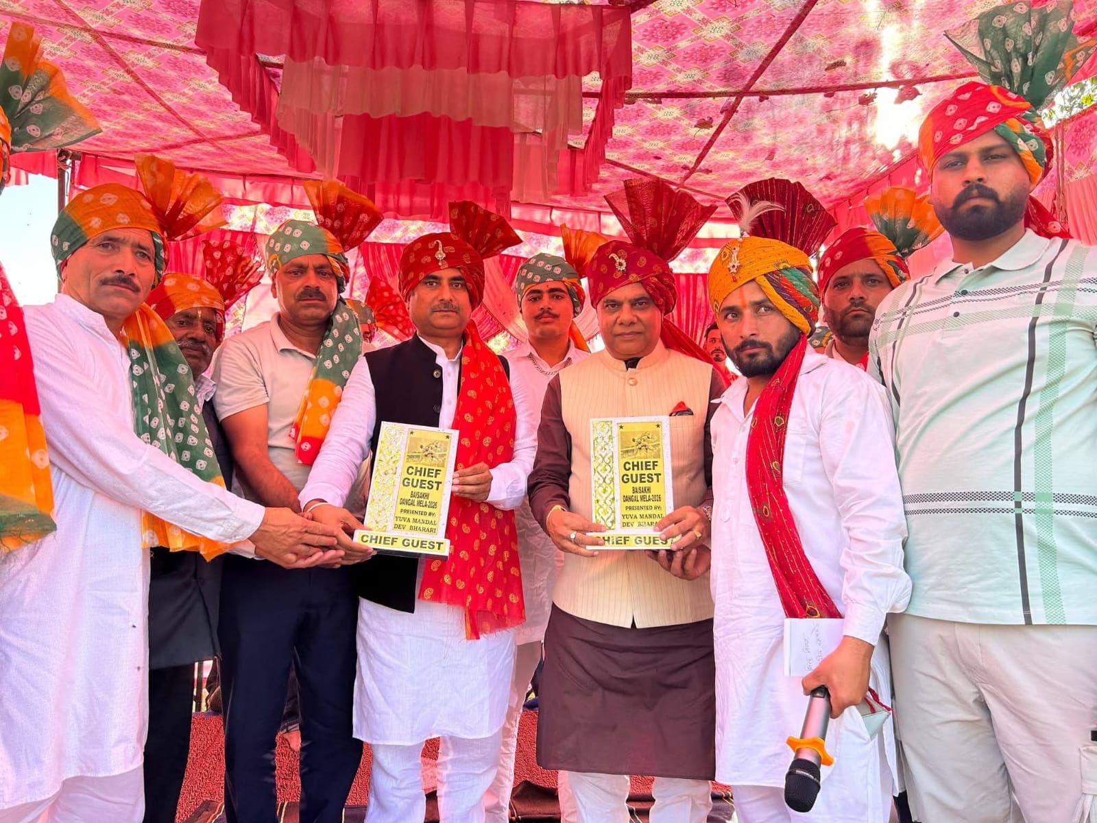 लोहारपुरा पंचायत के गाँव देव भराड़ी में आयोजित छिंज मेले में सांसद और विधायक को सम्मानित करते आ