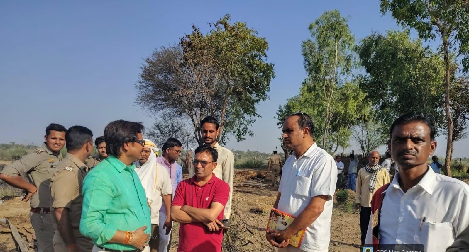 मेजा के परवा गांव में लगी आग से पांच छप्पर जलकर हुए राख। आग बुझाने पहुंचे फायर कर्मी। संवाद मेजा के परवा गांव में लगी आग से पांच छप्पर जलकर हुए राख। आग बुझाने पहुंचे फायर कर्मी। संवाद