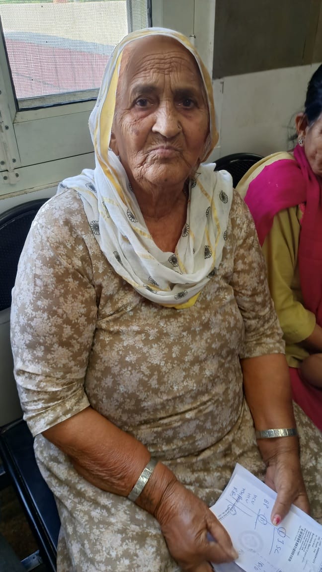 मुकंद लाल जिला नागरिक अस्पताल में सैंपल देने के लिए लाइन में खड़े लोग। संवाद