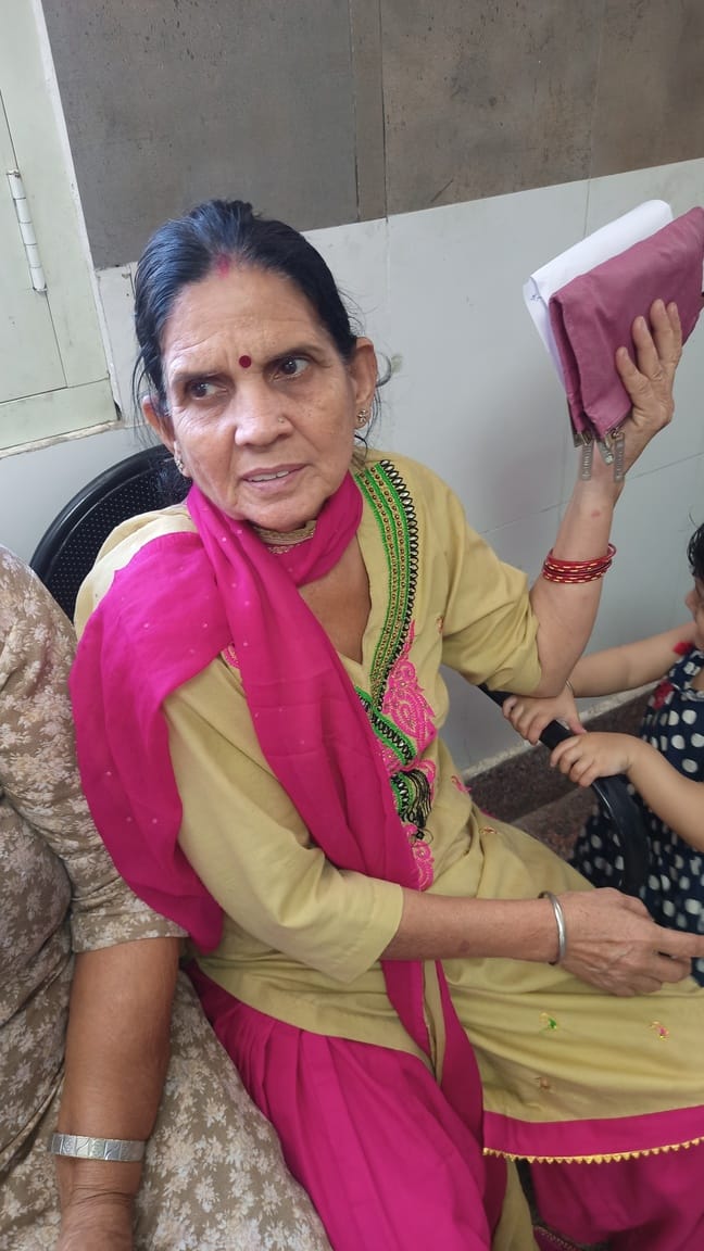 मुकंद लाल जिला नागरिक अस्पताल में सैंपल देने के लिए लाइन में खड़े लोग। संवाद