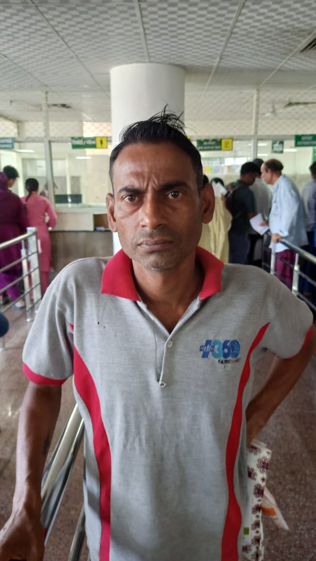 मुकंद लाल जिला नागरिक अस्पताल में सैंपल देने के लिए लाइन में खड़े लोग। संवाद