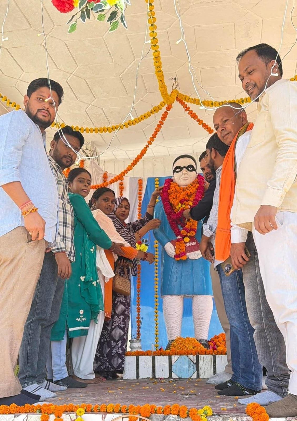 माल, नगराम, निगोहां में बाबा साहब की प्रतिमा पर माल्यार्पण कर दी गई श्रद्धांजलि।   