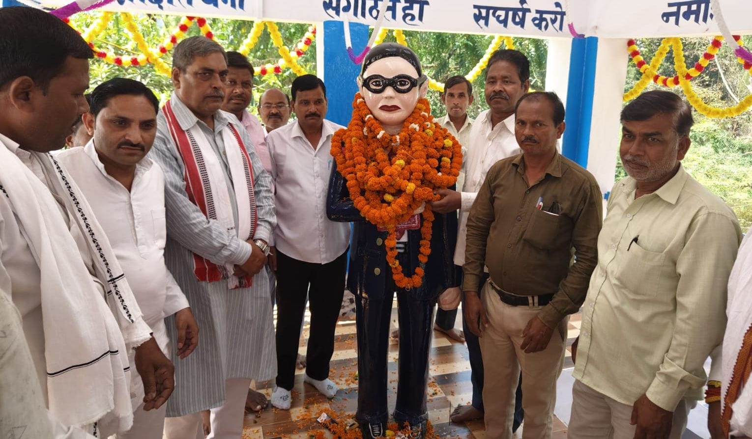 माल, नगराम, निगोहां में बाबा साहब की प्रतिमा पर माल्यार्पण कर दी गई श्रद्धांजलि।   